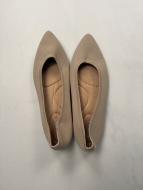 Old Navy Flats Beige Comfortable Cushioned Insole - Women 8